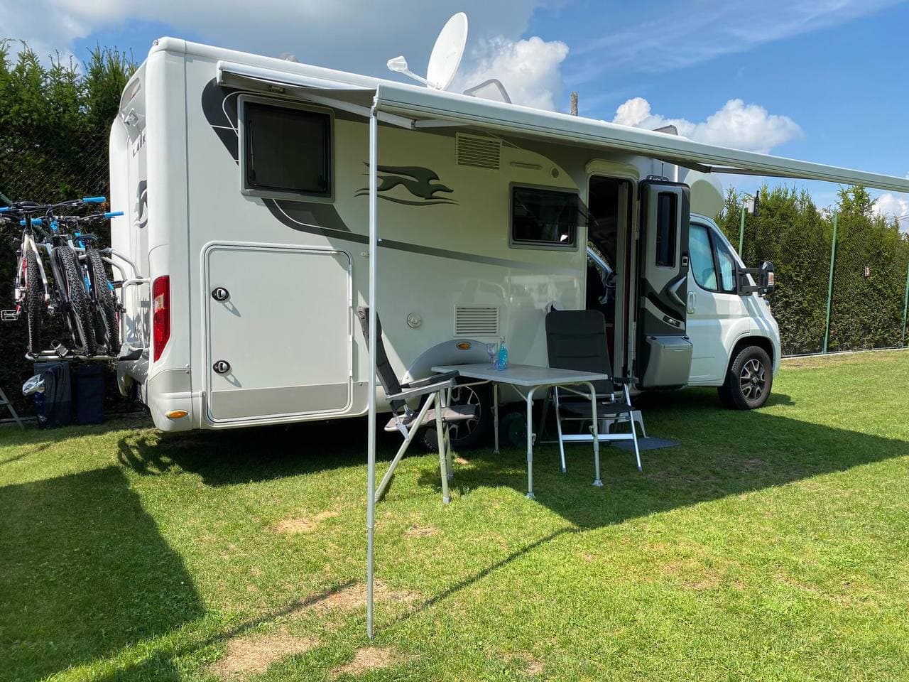 Campingplatz mit Markise & Fahrrädern