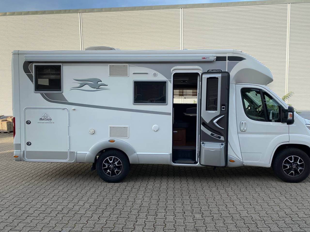 Seitenansicht mit offener Tür