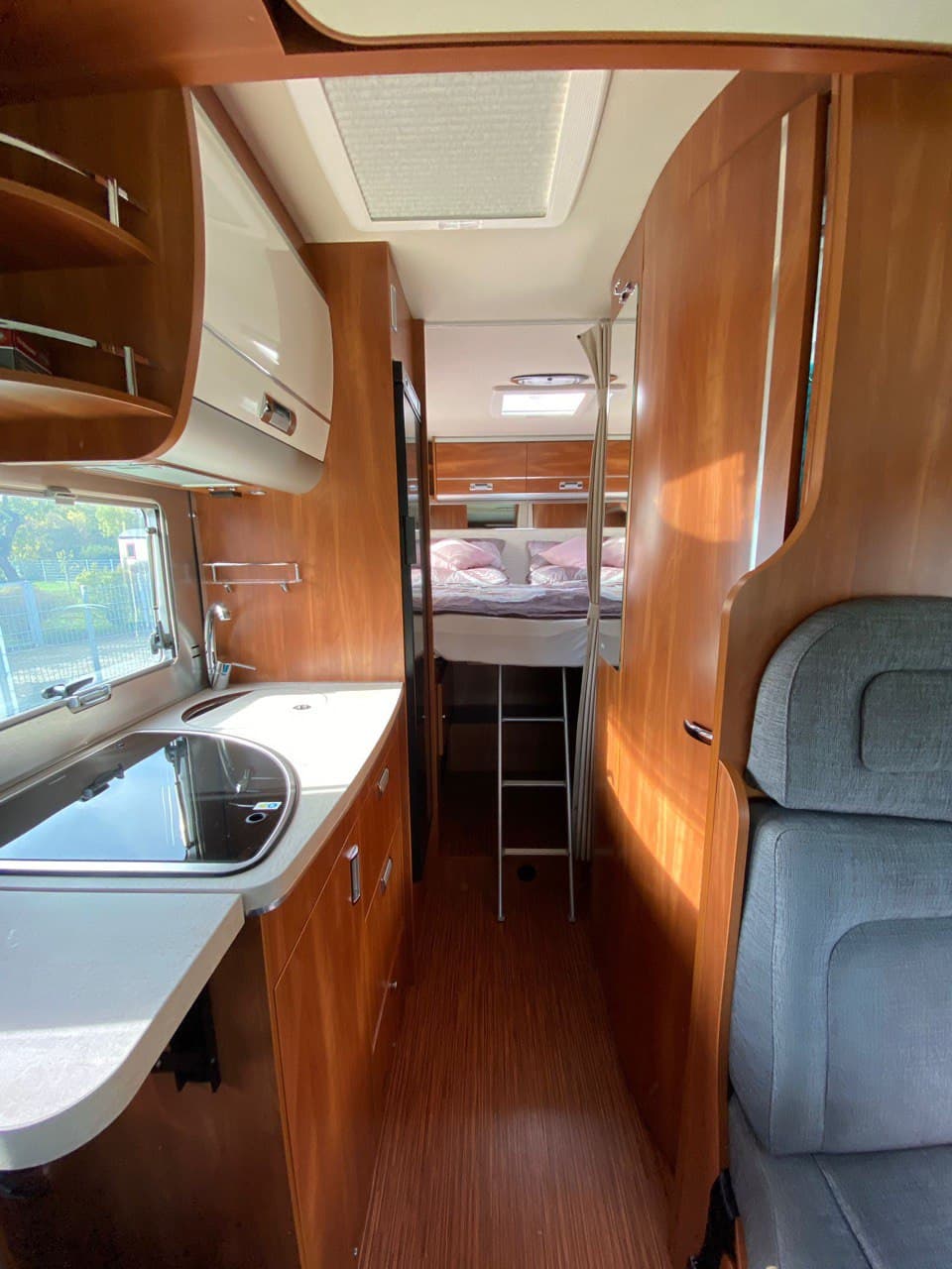 Küche mit Blick zum Alkoven-Bett