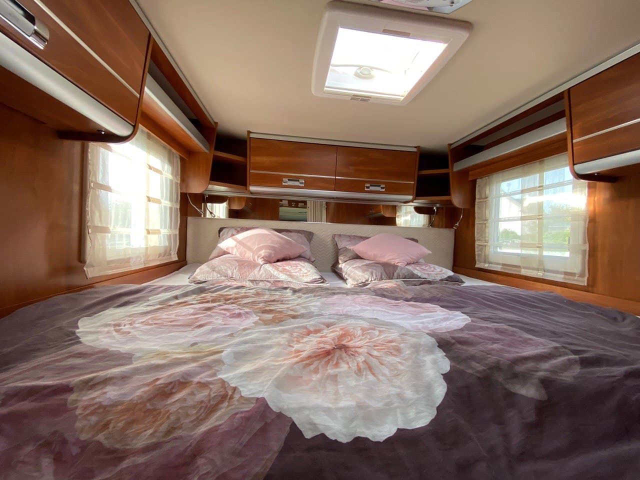 Gemütlicher Schlafbereich mit Dachfenster